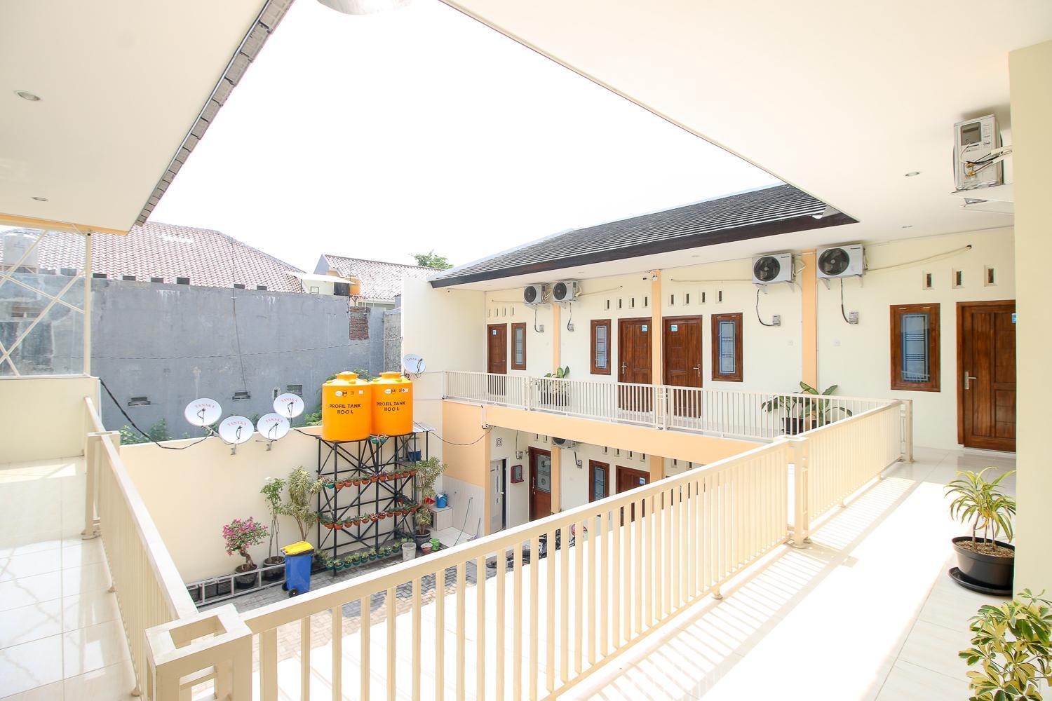 Hotel Reddoorz Syariah @ Pahlawan Sidoarjo Exterior foto